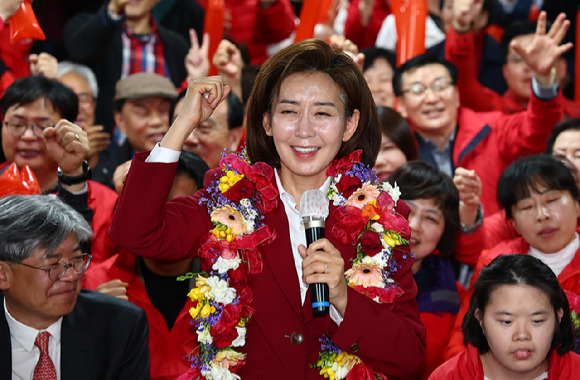 서울 동작구을에 출마한 국민의힘 나경원 후보가 11일 서울 동작구에 마련된 본인의 선거사무실에서 당선 확실이 되자 주먹을 불끈 쥐고 있다. 2024.04.11.[사진=뉴시스]