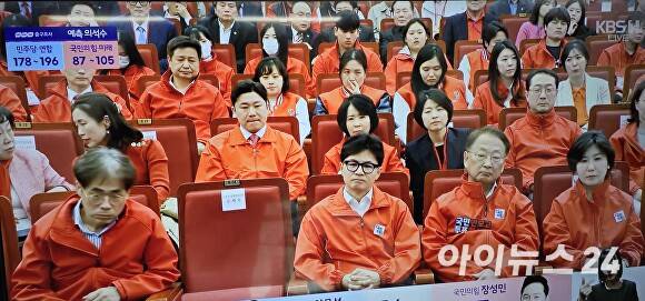 한동훈 국민의힘 비상대책위원장이 지난 10일 오후 6시 지도부와 함께 총선 상황실에서 지상파 방송 3사의 출구 조사를 침울한 표정으로 지켜보고 있다. [사진=KBS방송 캡쳐]