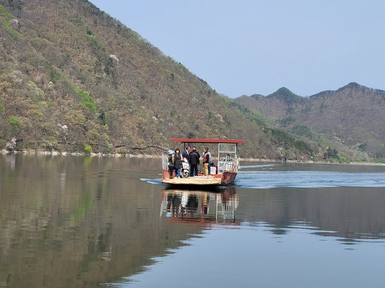 10일 오전 충북 옥천군 오대리 주민들이 배를 타고 투표소로 향하고 있다.