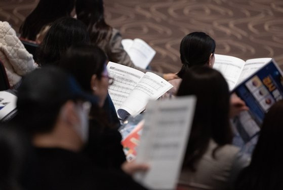 9일 경기도 성남시에서 열린 대학입시 설명회에서 학부모들이 자료를 살펴보고 있다. 뉴스1