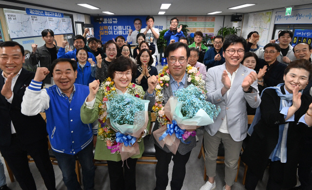 ▲ 제22대 국회의원선거 인천 남동구갑에 출마한 더불어민주당 맹성규 후보가 지난 10일 오후 인천 남동구 선거사무소에서 당선이 유력해지자 꽃다발을 받고 지지자들과 세리머니를 하고 있다. [공동취재]