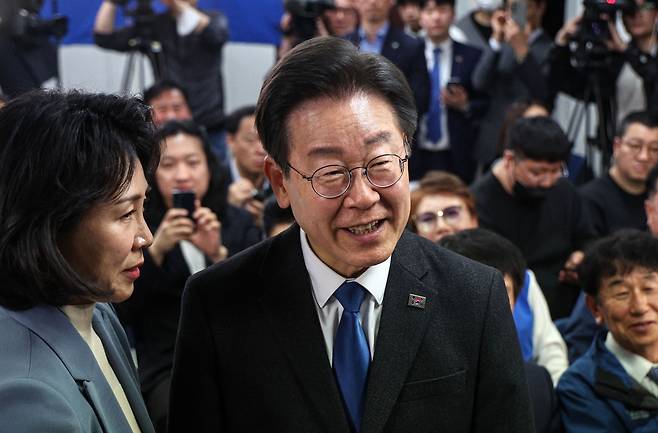 이재명 더불어민주당(인천 계양구 을) 대표가 제22대 국회의원선거(총선) 투표가 종료된 11일 새벽 인천시 계양구 후보의 선거상황실에서 당선이 확실시 되자 당선 인사를 하고 있다. / 사진=뉴스1