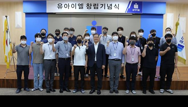 김시균 윺아이엘 대표(가운데)를 비롯한 임직우너들이 회사의 창립기념식에서 기념사진을 찍고 있다. /사진=유아이엘 홈페이지