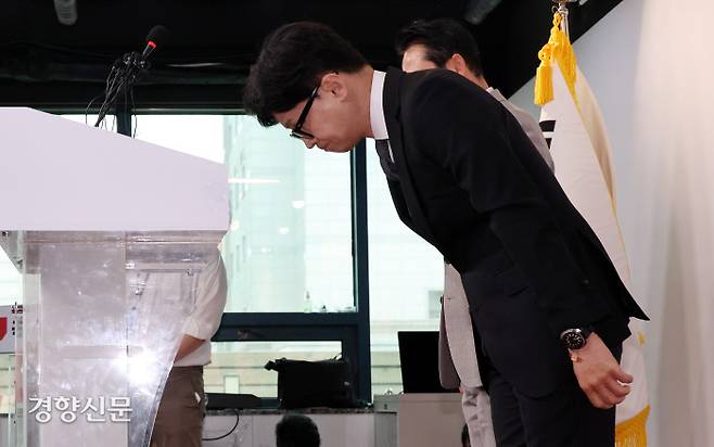 “패배는 제 책임” 한동훈 국민의힘 비상대책위원장이 11일 서울 여의도 중앙당사에서 총선 관련 입장 발표를 마친 후 허리 숙여 인사하고 있다. 문재원 기자