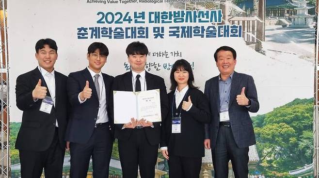 지난 6일 ‘2024 대한방사선사 춘계학술대회 및 국제학술대회’에서 수상한 방사선학과 재학생과 박명환 지도교수가 기념촬영을 하고 있다. 대구보건대 제공