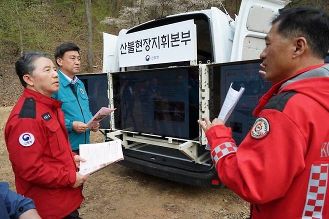 11일 경기 광주시 야산에 조성된 산불진화임도에서 재난대응 기반시설을 점검하는 남성현 산림청장. 산림청