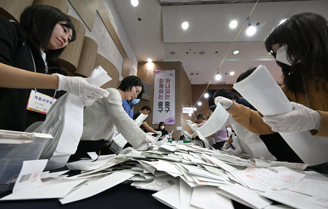 제22대 국회의원 선거 본투표가 실시된 10일 서울 중구 중구구민회관에 마련된 개표소에서 개표사무원들이 투표지를 확인하고 있다. 이번 총선부터 개표 과정에서 투표지를 일일이 손으로 확인하는 수검표 절차가 도입됐다. 최현규 기자