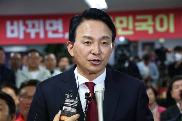 제22대 국회의원선거 인천 계양을에 출마한 국민의힘 원희룡 후보가 10일 오후 인천 계양구 자신의 선거사무소에서 인사말을 하고 있다. 연합뉴스