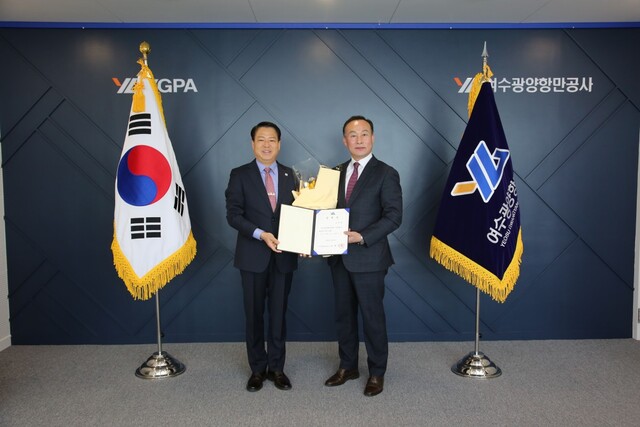 박성현(왼쪽) 여수광양항만공사 사장이 고용노동부가 주관한 2023년 공공기관 자회사 운영실태 평가에서 최고등급인 ‘A등급’을 달성한 뒤 수상했다. 공사 제공