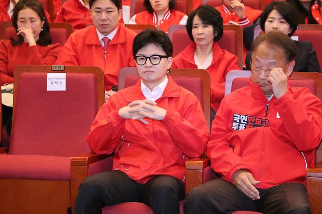 국민의힘 한동훈 총괄선대위원장이 10일 서울 여의도 국회도서관에 마련된 국민의힘 제22대 국회의원선거 개표상황실에서 출구조사 결과를 시청하고 있다. [사진 = 공동취재]