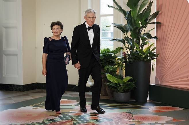 10일(현지시간) 백악관에서 열린 기시다 후미오 일본 총리 국빈 방미 환영 만찬 행사에 참석한 제롬 파월 연준 의장 부부. [사진=UPI연합]