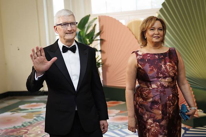 10일(현지시간) 백악관에서 열린 기시다 후미오 일본 총리 국빈 방미 환영 만찬 행사에 참석한 팀 쿡 애플 최고경영자(CEO)와 리사 잭슨 애플 지속가능성 담당 부사장. [사진=UPI연합]