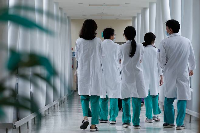 서울 시내 대학병원에서 의료진들이 이동하고 있다. /사진= 뉴스1