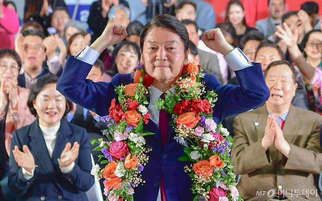 제22대 국회의원선거 분당갑에 출마한 국민의힘 안철수 후보가 11일 오전 경기도 성남시 분당구 선거사무소에서 당선이 확실해지자 지지자들과 꽃다발을 들고 환호하고 있다. 2024.04.11. /사진=뉴시스 /사진=