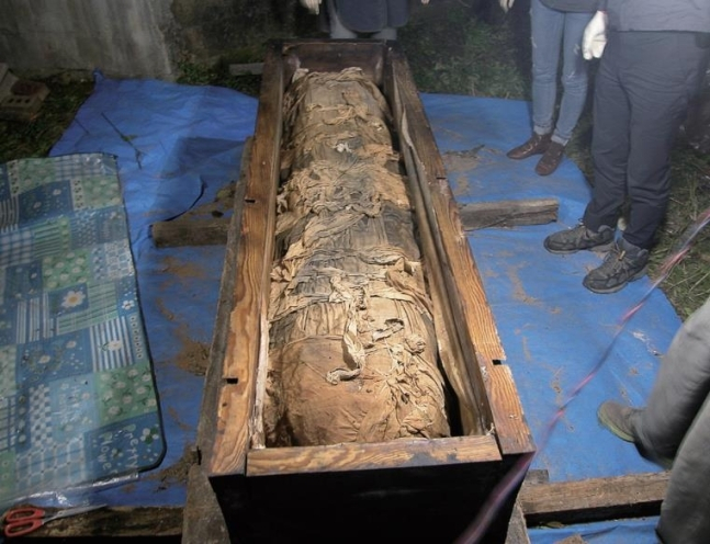 목관의 뚜껑을 분리한 모습. 2014년 경북 청도군에서 발견된 미라의 주인공이 382년 전 숨진 62세 남성으로 확인됐다./사진=국립대구박물관