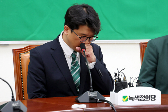 김준우 녹색정의당 상임선대위원장이 11일 오전 서울 여의도 국회에서 열린 녹색정의당 선대위 해단식에서 발언중 울먹이고 있다. 뉴시스
