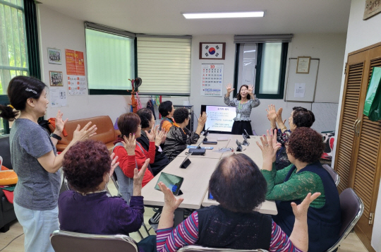 서울 금천구에서 진행중인 ‘정보통신기술(ICT) 활용 치매예방 인지훈련’ 프로그램 참여자들이 활동을 하고 있다.  금천구청 제공