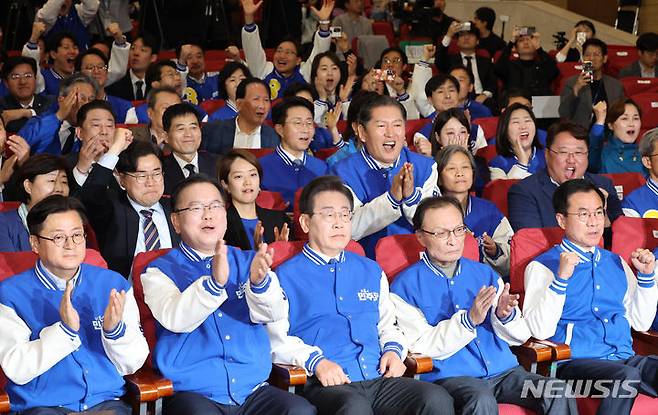 [서울=뉴시스] 이영환 기자 = 이재명 더불어민주당 대표, 이해찬·김부겸 상임공동선거대책위원장 등이 10일 오후 서울 영등포구 여의도 국회 의원회관에 마련된 제22대 국회의원선거 개표상황실에서 출구조사 결과를 지켜보며 박수를 보내고 있다. (공동취재) 2024.04.10. photo@newsis.com