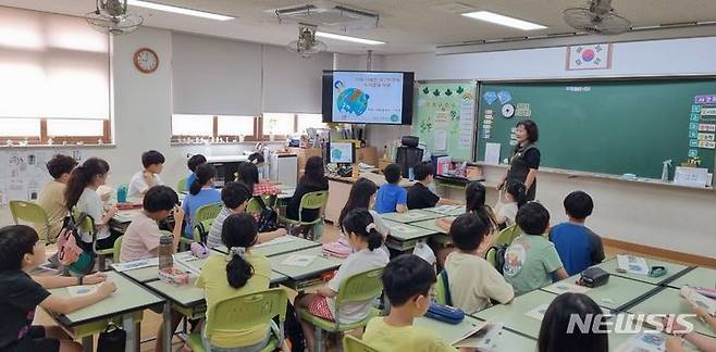 [화성=뉴시스] 화성시가 9일 화성 봉담초등학교에서 학교로 찾아가는 자원순환 시민 실천교육을 진행했다.(사진=화성시 제공)2024.04.11.photo@newsis.com