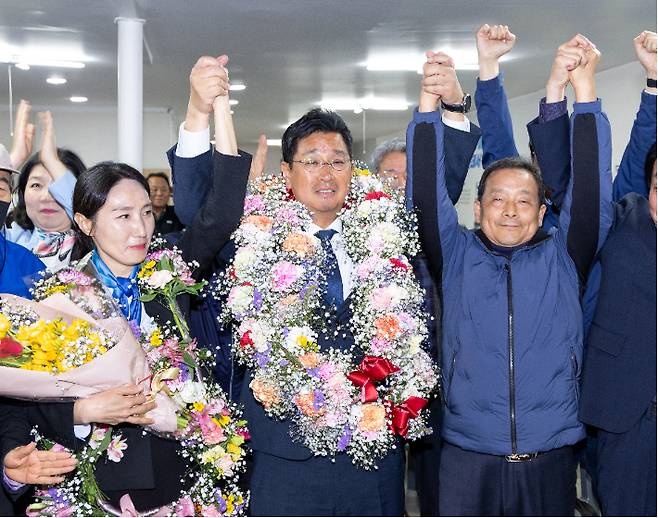 제22대 국회의원 선거 울산 동구 더불어민주당 김태선 후보가 10일 오후 자신의 선거사무소에서 당선이 확실시되자 꽃목걸이를 목에 걸고 아내 조희정(사진 왼쪽) 씨, 지지자들과 함께 환호하고 있다. 연합뉴스