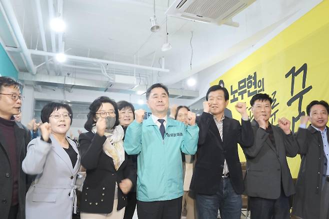 새로운미래 세종갑 김종민 당선인(가운데)이 지지자들과 포즈를 취하고 있다. 캠프 제공