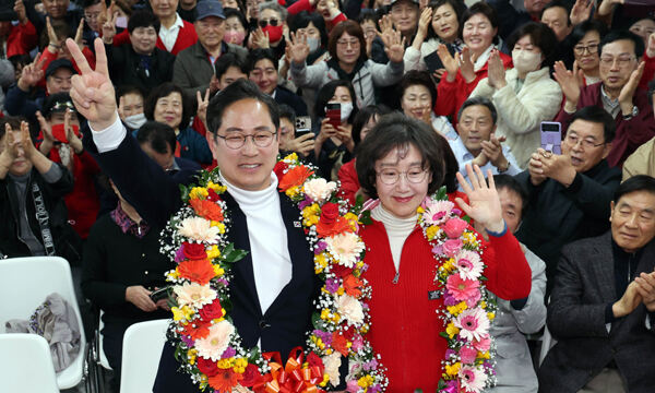 제22대 국회의원 선거 국민의힘 박수영 부산 남구 후보가 10일 밤 자신의 선거사무소에서 박재호 더불어민주당 후보를 제치고 당선이 확실시되자 꽃목걸이를 걸고 환호하고 있다. 뉴시스