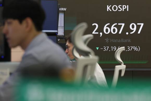 1%대 하락 출발한 코스피 - 11일 오전 서울 중구 하나은행 본점 딜링룸에서 직원들이 업무를 보고 있다. 이날 코스피지수는 39.76포인트(1.47%) 내린 2,665.40에, 코스닥지수는 8.53포인트(0.99%) 내린 850.80에 개장했다. 원/달러 환율은 10.1원 오른 1,365.0원으로 출발했다. 2024.4.11  연합뉴스