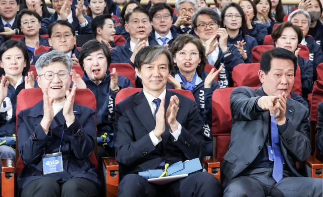 조국 조국혁신당 대표와 후보들이 10일 국회에서 총선 출구조사 결과 발표를 보고 있다. 연합뉴스