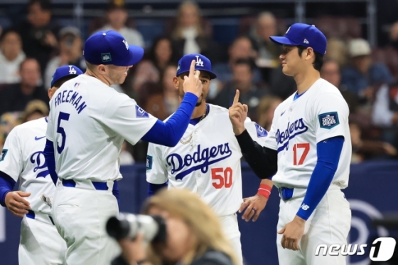 = LA 다저스 오타니 쇼헤이가 21일 서울 구로구 고척스카이돔에서 열린 2024 미국 메이저리그(MLB) 월드투어 서울시리즈 공식 개막전 샌디에이고 파드리스와 LA 다저스의 2차전 경기를 위해 그라운드로 나와 동료들과 인사를 나누고 있다. /사진=뉴스1