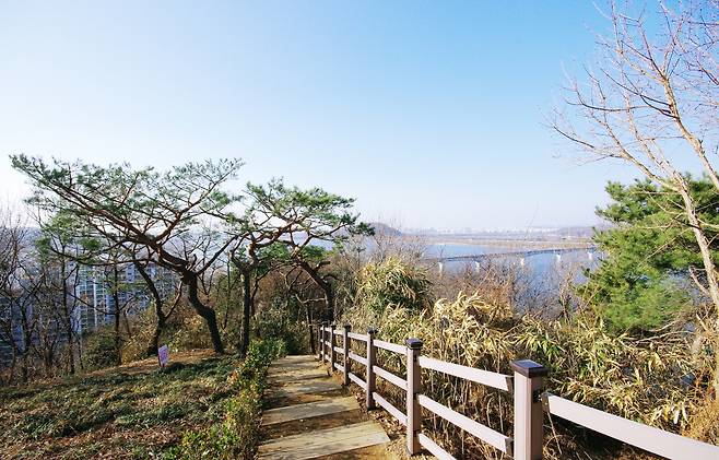 궁산 고성 터에서 본 풍경. 가운데 부분에 행주산성이 작게 보인다.