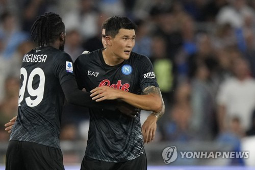 독일 최고의 축구전문지 키커는 김민재가 다가오는 13일(한국시간) FC쾰른과의 경기에서 벤치에 앉을 거라고 전망했다. 아스널과의 유럽축구연맹(UEFA) 챔피언스리그 8강 2차전을 앞두고 일부 로테이션이 가동될 것으로 예상되는 가운데, 김민재는 로테이션에도 들지 못했다. 김민재가 다요 우파메카노와 선발 출전했으나 충격적인 역전패를 당했던 하이덴하임전의 여파로 보인다. 사진 연합뉴스