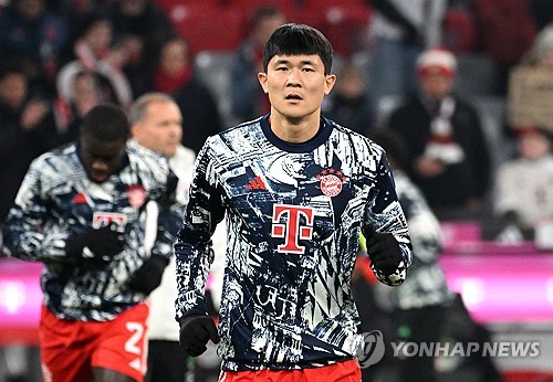 독일 최고의 축구전문지 키커는 김민재가 다가오는 13일(한국시간) FC쾰른과의 경기에서 벤치에 앉을 거라고 전망했다. 아스널과의 유럽축구연맹(UEFA) 챔피언스리그 8강 2차전을 앞두고 일부 로테이션이 가동될 것으로 예상되는 가운데, 김민재는 로테이션에도 들지 못했다. 김민재가 다요 우파메카노와 선발 출전했으나 충격적인 역전패를 당했던 하이덴하임전의 여파로 보인다. 사진 연합뉴스