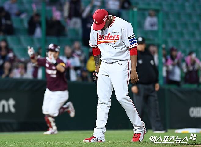 11일 오후 인천SSG랜더스필드에서 열린 2024 신한 SOL뱅크 KBO 리그 키움 히어로즈와 SSG 랜더스의 경기, 3회초 1사 1루 SSG 선발 엘리아스가 키움 최주환에게 홈런을 허용한 뒤 아쉬워 하고 있다. 인천, 고아라 기자