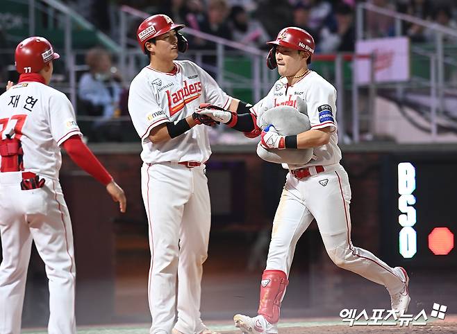 11일 오후 인천SSG랜더스필드에서 열린 2024 신한 SOL뱅크 KBO 리그 키움 히어로즈와 SSG 랜더스의 경기, 5회말 1사 1루 SSG 최지훈이 홈런을 날린 뒤 세리머니를 하고 있다. 인천, 고아라 기자