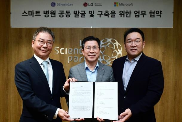 LG전자, GE헬스케어, 한국마이크로소프트와 스마트병원 공동 발굴·구축 MOU 체결 (서울=연합뉴스) LG전자가 GE헬스케어, 한국마이크로소프트와 스마트병원 사업 확대를 위한 MOU를 체결했다고 11일 밝혔다. 사진 왼쪽부터 김용덕 GE헬스케어코리아 대표이사, 장익환 LG전자 BS사업본부장, 조원우 한국마이크로소프트 대표이사. 2024.4.11. [LG전자 제공. 재판매 및 DB 금지]