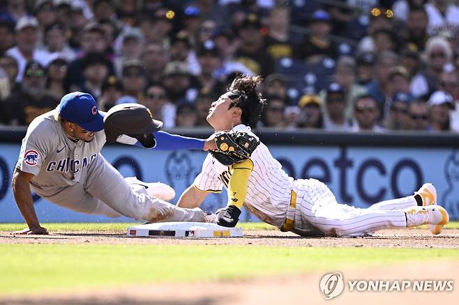 3루 도루에 성공하며 상대 수비수와 충돌하는 김하성(오른쪽) [AP=연합뉴스]