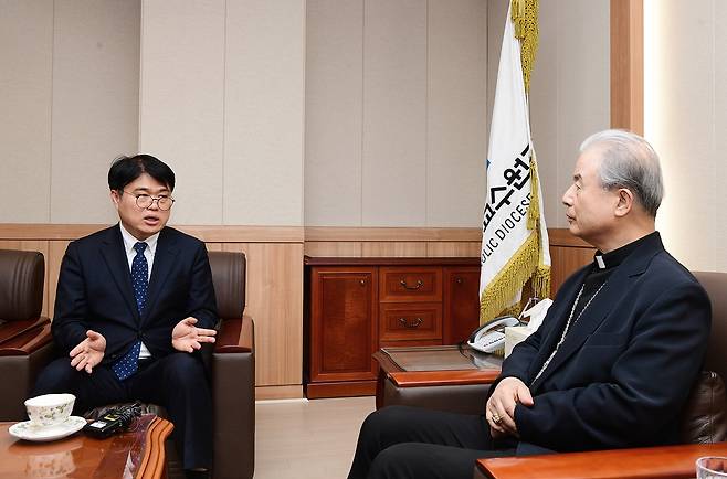 한국천주교주교회 찾은 임현택(왼쪽) 당선인 [대한의사협회 제공]