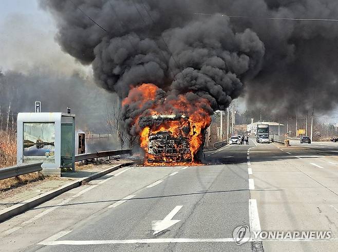 제천서 달리던 25t 화물차서 불…1시간여만에 진화 3월 16일 낮 12시 37분께 충북 제천시 고명동의 한 도로를 달리던 25t 화물차에서 불이 나 1시간 10여분 만에 꺼졌다. ※기사와 직접적인 연관이 없는 사진임. [연합뉴스 자료사진]