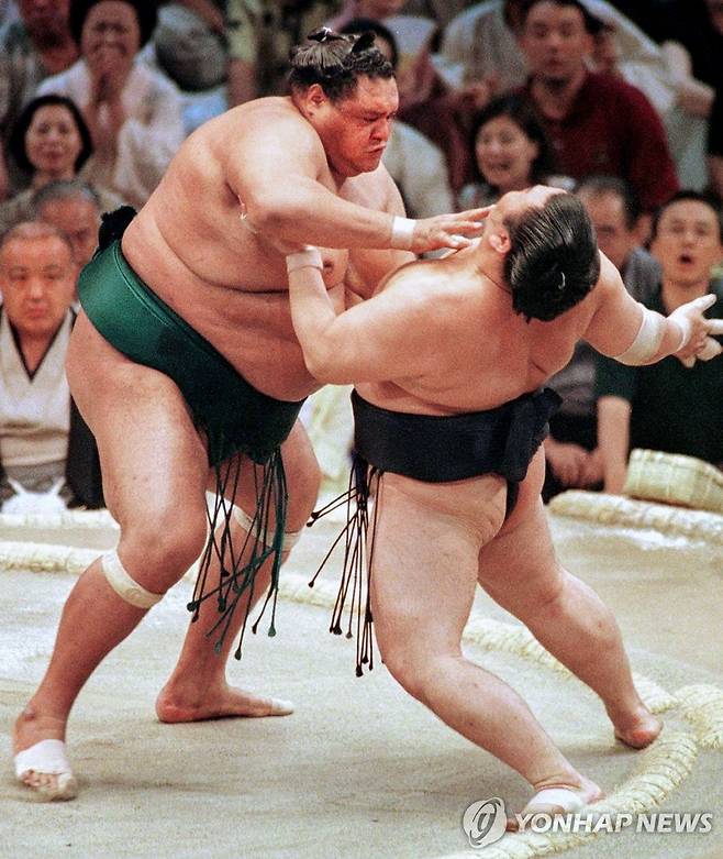 스모 선수로 전성기를 보낸 아케보노(왼쪽) [AFP=연합뉴스]