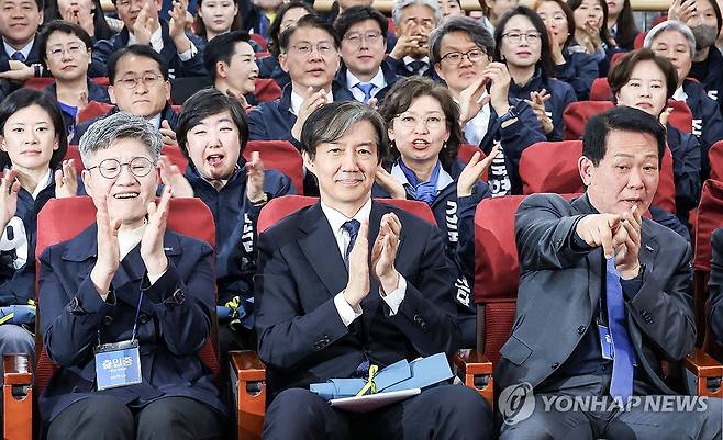 조국혁신당 출구조사 (서울=연합뉴스) 한상균 기자 = 조국혁신당 조국 대표와 후보들이 10일 국회에서 총선 출구조사 결과 발표를 보고 있다. 2024.4.10 [공동취재] xyz@yna.co.kr