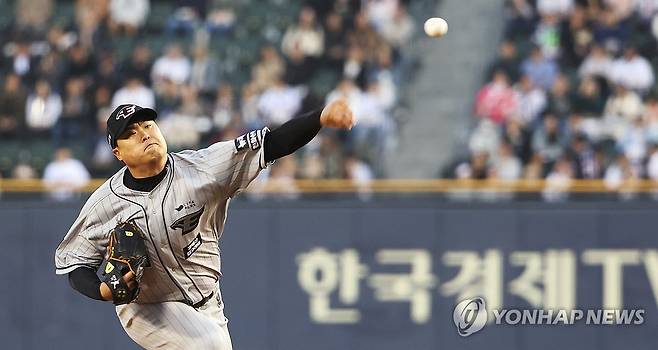 투구하는 한화 선발 류현진 (서울=연합뉴스) 김주형 기자 = 11일 오후 서울 잠실야구장에서 열린 프로야구 한화 이글스와 두산 베어스의 경기.
    한화 선발 류현진이 힘차게 투구하고 있다. 2024.4.11 kjhpress@yna.co.kr