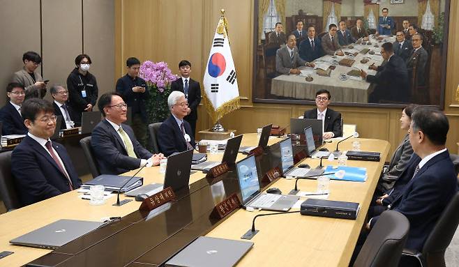 이창용 한국은행 총재가 12일 서울 중구 한국은행에서 열린 금융통화위원회 통화정책방향 결정회의를 주재하고 있다.(사진=공동취재단)