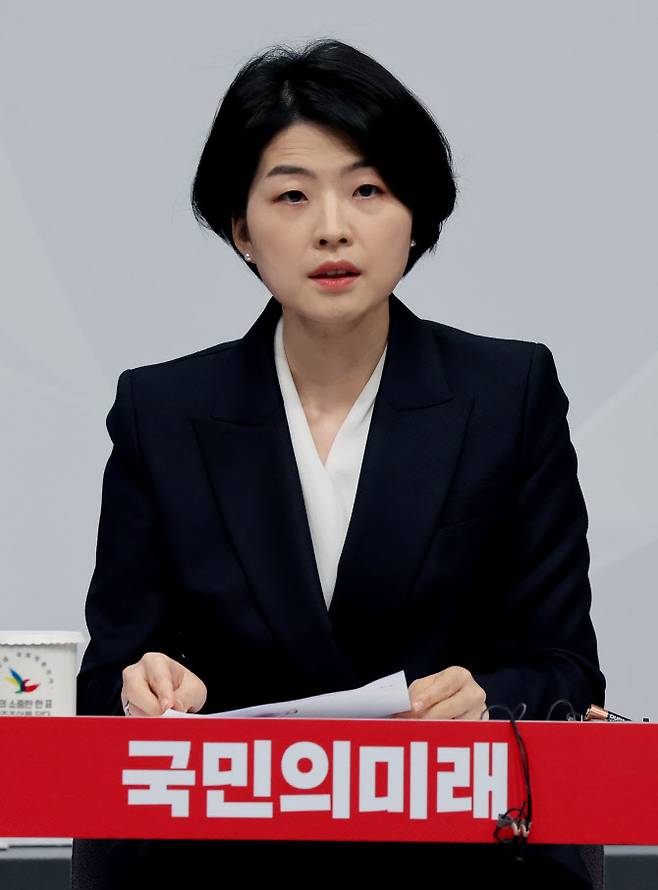 한지아 국민의미래 후보가 지난 4일 경기 고양시  MBC 일산 드림센터에서 열린 제22대 비례대표 국회의원선거 후보자 토론회에 앞서 토론 준비를 하고 있다. (사진=뉴시스)