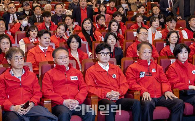 [이데일리 노진환 기자] 한동훈 국민의힘 비상대책위원장, 윤재옥 원내대표 등이 10일 오후 서울 여의도 국회도서관에 마련된 국민의힘 제22대 국회의원선거 개표상황실에서 방송사의 출구조사 결과 발표에 어두운 표정을 보이고 있다.