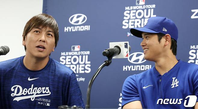 지난 16일 미국프로야구(MLB) 월드투어 서울시리즈에 출전하는 LA 다저스 오타니 쇼헤이와 前 통역사 미즈하라 잇페이(왼쪽)가 서울 구로구 고척스카이돔에서 열린 공식 기자회견에 참석한 모습. 2024.3.16/뉴스1 ⓒ News1 김진환 기자