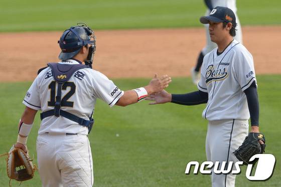 두산 시절의 최재훈(왼쪽)과 이용찬. /뉴스1 DB ⓒ News1 민경석 기자