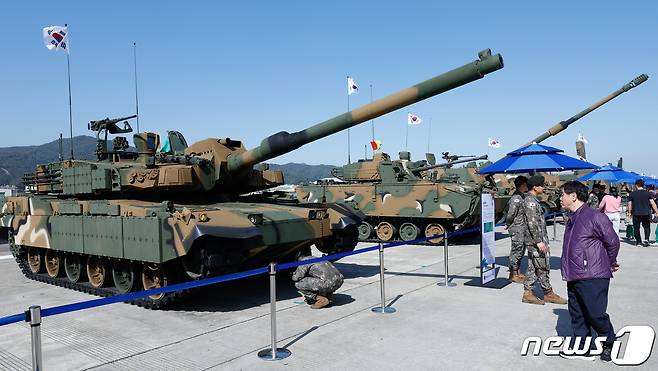 16일 경기 성남시 서울공항에서 열린 서울 국제 항공우주·방위산업 전시회(ADEX) 2023 프레스 데이에 K2 전차가 진열돼 있다. 2023.10.16/뉴스1 ⓒ News1 안은나 기자