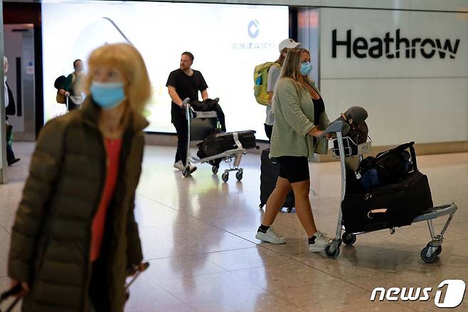 영국 런던 서부 히드로 공항 제2 터미널에서 사람들이 짐수레를 끌고 이동하고 있다. 2020.05.22/ ⓒ AFP=뉴스1 ⓒ News1 권진영 기자