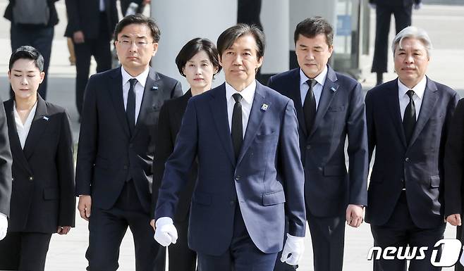 조국 조국혁신당 대표와 당선인들이 12일 오전 서울 동작구 국립서울현충원을 참배하기 위해 이동하고 있다. (공동취재) 2024.4.12/뉴스1 ⓒ News1 구윤성 기자