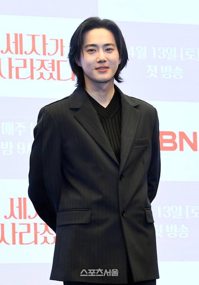 가수 겸 배우 수호가 12일 서울 마포구 스탠포드호텔에서 열린 MBN 주말 미니시리즈 ‘세자가 사라졌다’ 제작발표회에서 취재진을 향해 포즈를 취하고 있다. ‘세자가 사라졌다’는 왕세자가 세자빈이 될 여인에게 보쌈 당하면서 벌어지는 조선판 로맨스 코미디 드라마로 배우 수호, 홍예지, 명세빈, 김주헌, 김민규 등이 출연한다. 2024. 4. 12. 박진업 기자 upandup@sportsseoul.com